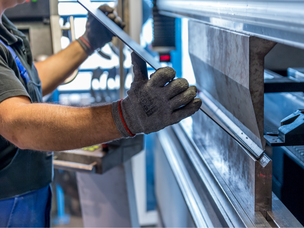 Metalaser - Metalúrgica, metalomecânica ,corte a laser, lacagem, corte e quinagem, serralharia civil